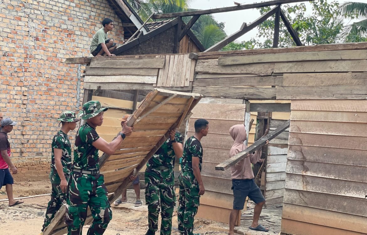 Keterlibatan TNI dan Masyarakat dalam Renovasi Rumah di Program TMMD ke-130