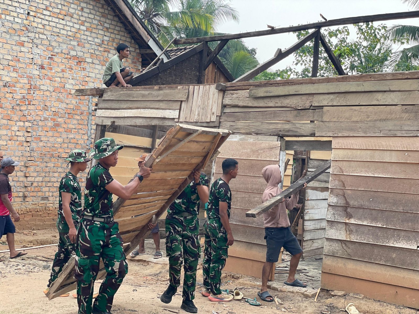Keterlibatan TNI dan Masyarakat dalam Renovasi Rumah di Program TMMD ke-130