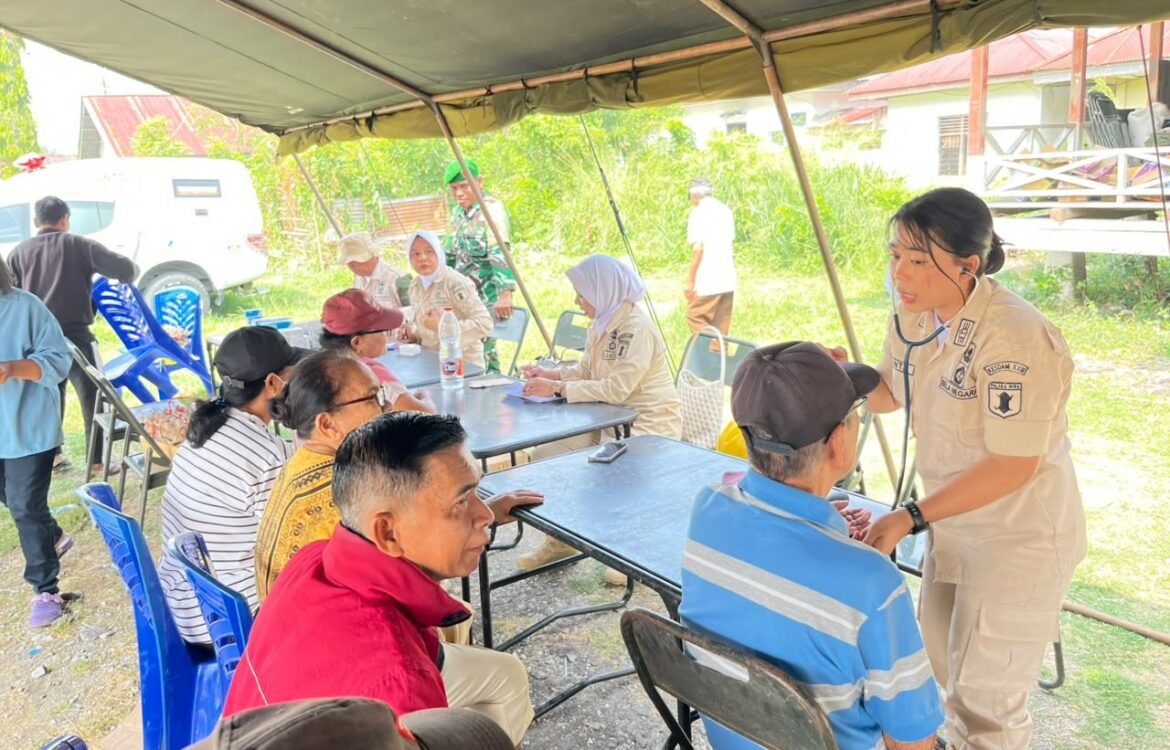Penyaluran Bantuan Kesehatan dan Sembako TMMD ke-130 untuk Warga Poso