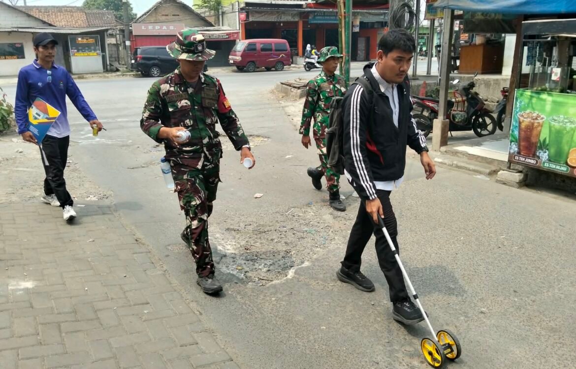 Persiapan TMMD ke-130, Tim Bina Marga dan Babinsa Ulang Ukur Jalan Desa