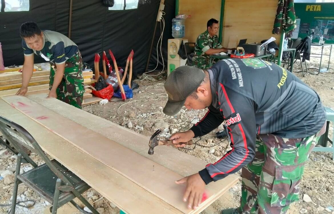 Tim TMMD Kodim 0510/Tigaraksa Persiapkan Material untuk Proyek Desa dengan Triplek Tim TMMD Kodim 0510/Tigaraksa Persiapkan Material untuk Proyek Desa dengan Triplek