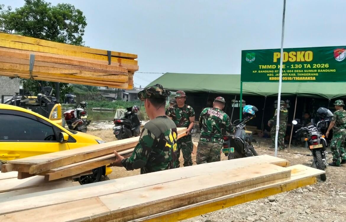 Proses Distribusi Material TMMD ke-130 untuk Proyek Infrastruktur Desa Proses Distribusi Material TMMD ke-130 untuk Proyek Infrastruktur Desa