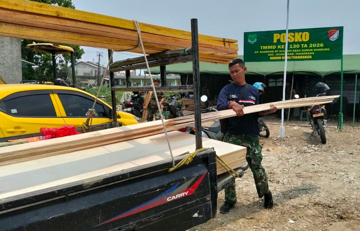 Kerjasama TNI Satgas TMMD ke-130 dalam Memastikan Material Sampai di Proyek Kerjasama TNI Satgas TMMD ke-130 dalam Memastikan Material Sampai di Proyek