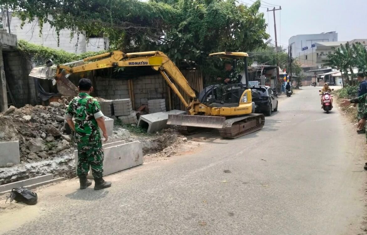 Satgas TNI Lakukan Perbaikan Drainase Melalui Pemasangan Saluran U-Ditch Satgas TNI Lakukan Perbaikan Drainase Melalui Pemasangan Saluran U-Ditch