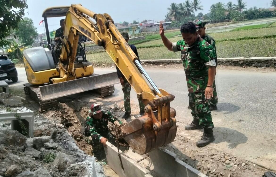 Proyek TNI TMMD ke-130 Perkuat Sistem Saluran Air di Desa Sumur Bandung Proyek TNI TMMD ke-130 Perkuat Sistem Saluran Air di Desa Sumur Bandung