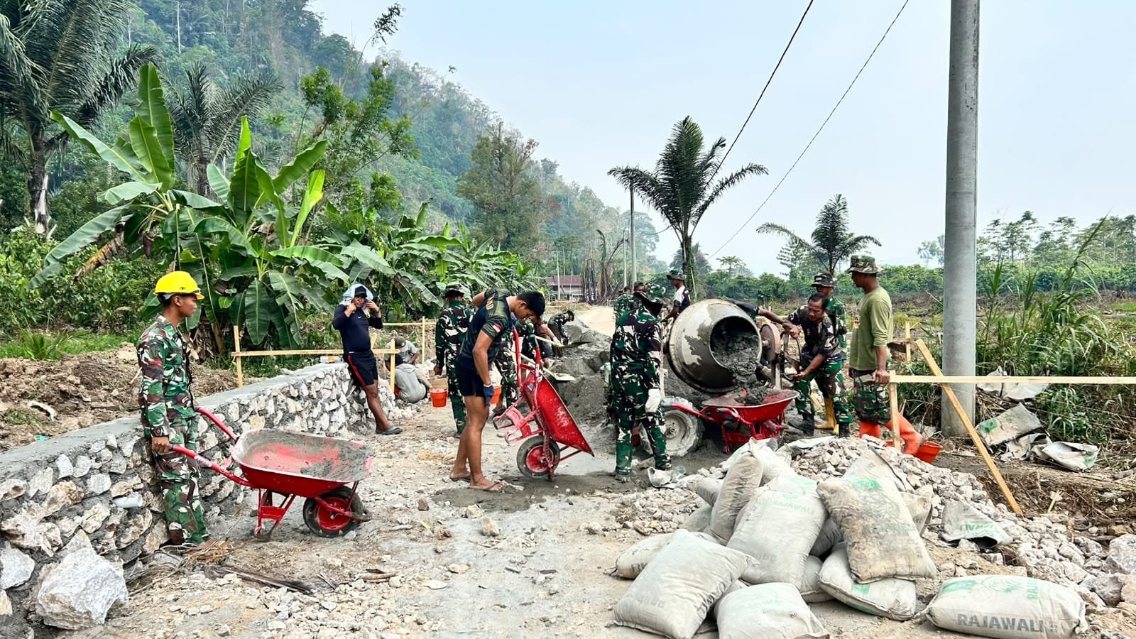 Kolaborasi Masyarakat dan TNI dalam Pembangunan Infrastruktur Parumpanai