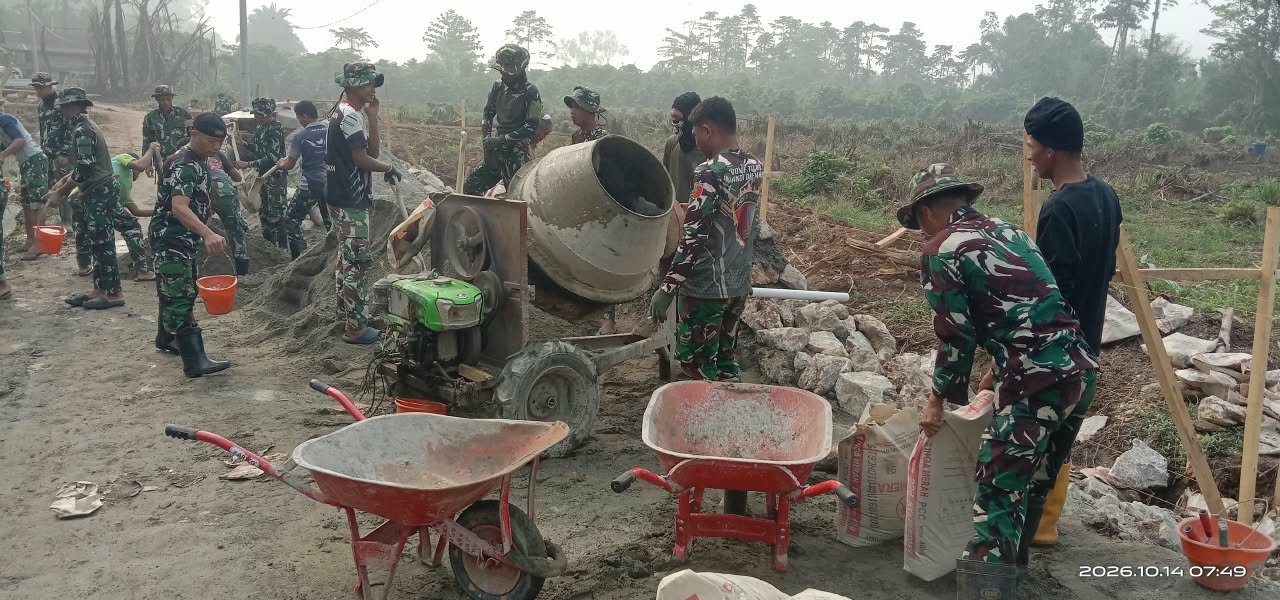 Semangat Gotong Royong Warga dan TNI dalam Proyek Jalan di Parumpanai