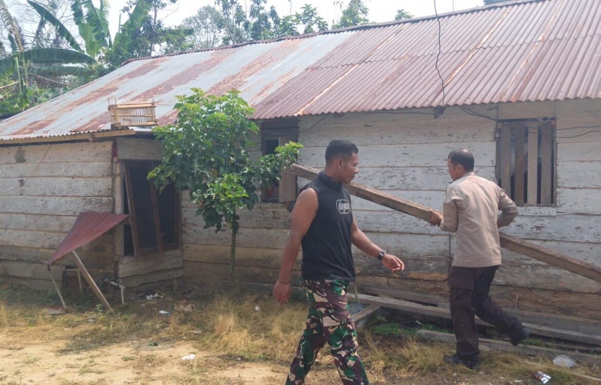 Dukungan TNI untuk Masyarakat: Renovasi Hunian Arianto di Desa Soe Dukungan TNI untuk Masyarakat: Renovasi Hunian Arianto di Desa Soe