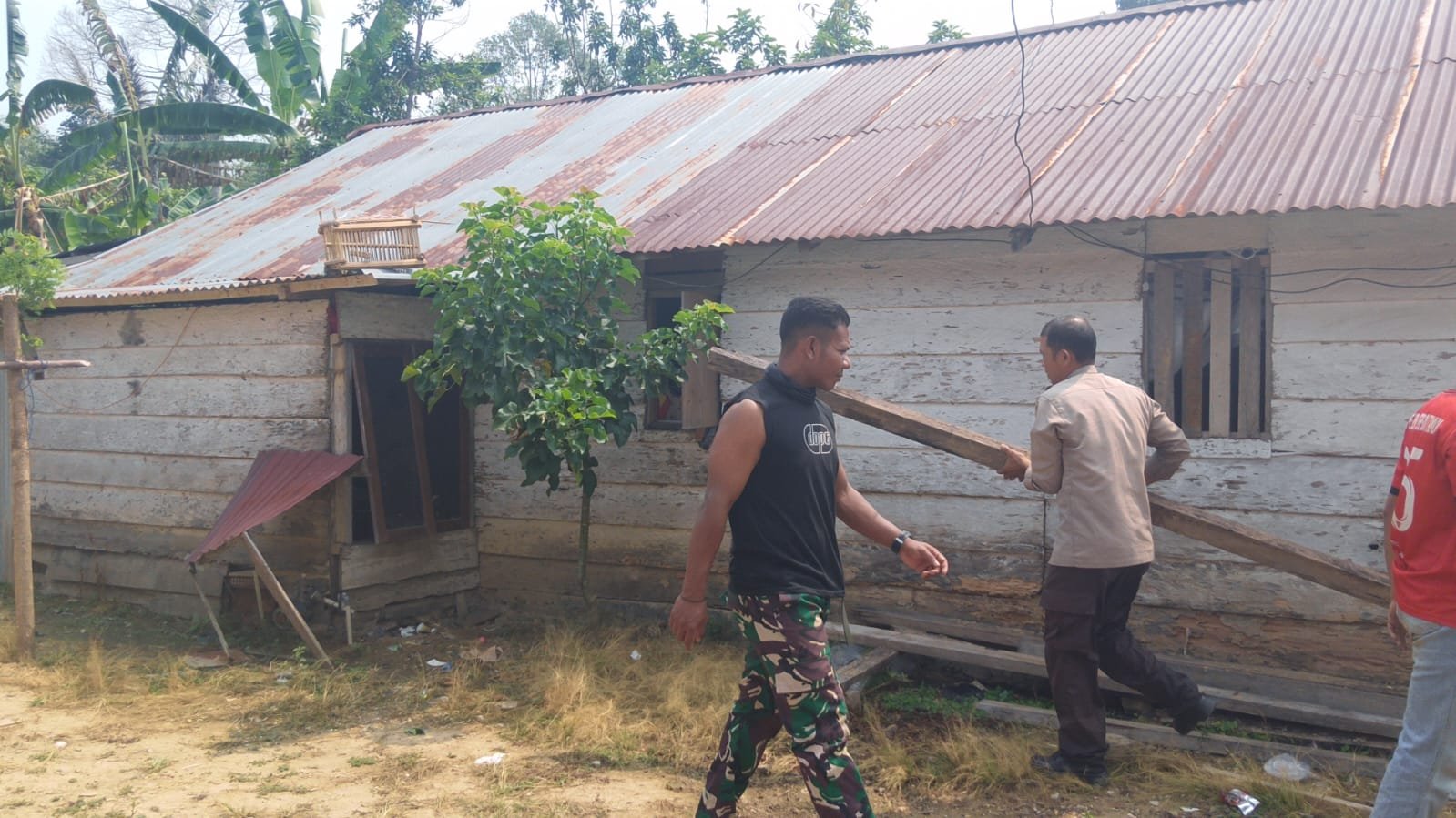 Dukungan TNI untuk Masyarakat: Renovasi Hunian Arianto di Desa Soe