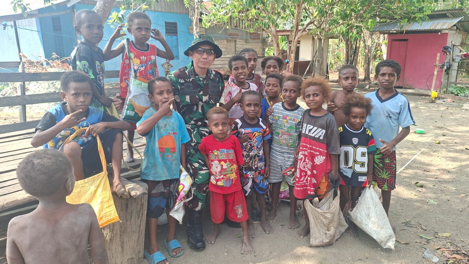 Dandim 1808/Mansel Berikan Inspirasi kepada Anak-anak Yamboi Melalui Interaksi
