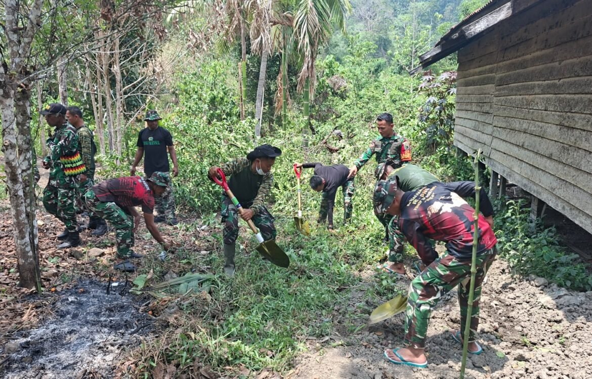 Prajurit TNI Berkolaborasi dengan Warga untuk Persiapan Fasilitas Sanitasi Prajurit TNI Berkolaborasi dengan Warga untuk Persiapan Fasilitas Sanitasi