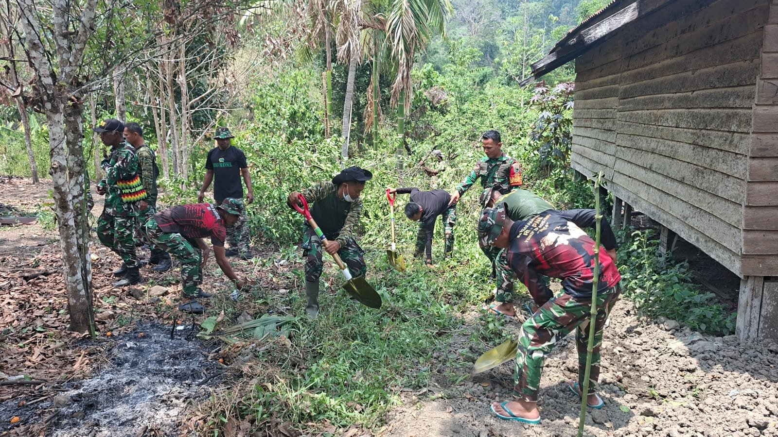 Prajurit TNI Berkolaborasi dengan Warga untuk Persiapan Fasilitas Sanitasi