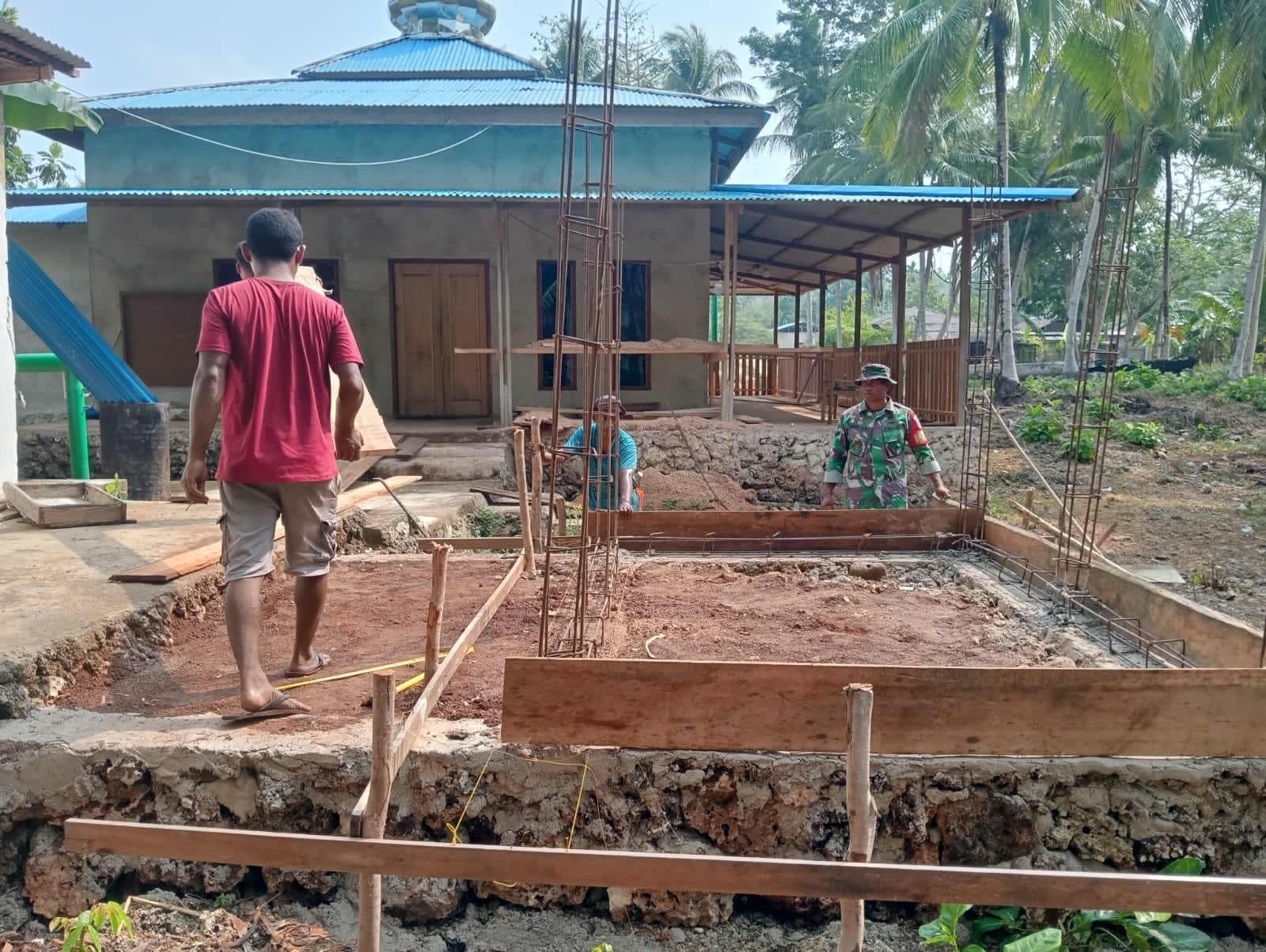 Pemasangan Mal Sloof Bak Wudhu, Pilar Utama Satgas TMMD di Kacepi