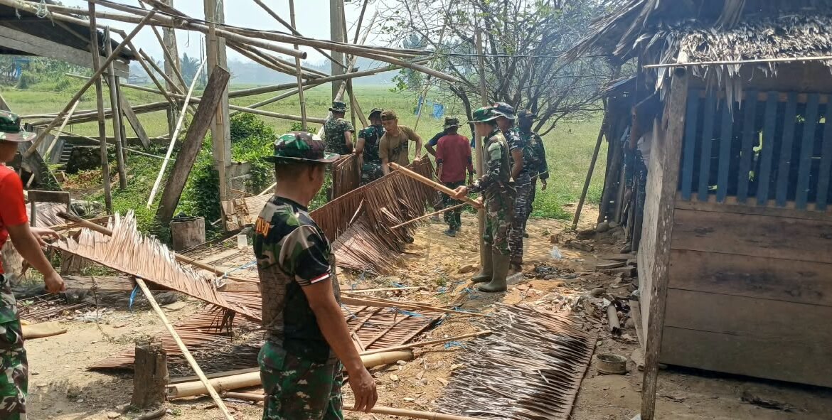 TNI Mulai Rehabilitasi Rumah Tidak Layak di Desa Leboni Melalui TMMD 130 TNI Mulai Rehabilitasi Rumah Tidak Layak di Desa Leboni Melalui TMMD 130