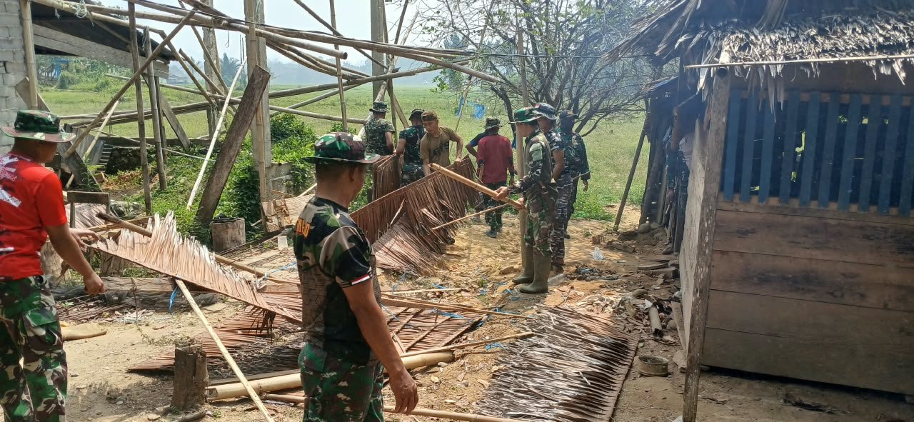 TNI Mulai Rehabilitasi Rumah Tidak Layak di Desa Leboni Melalui TMMD 130