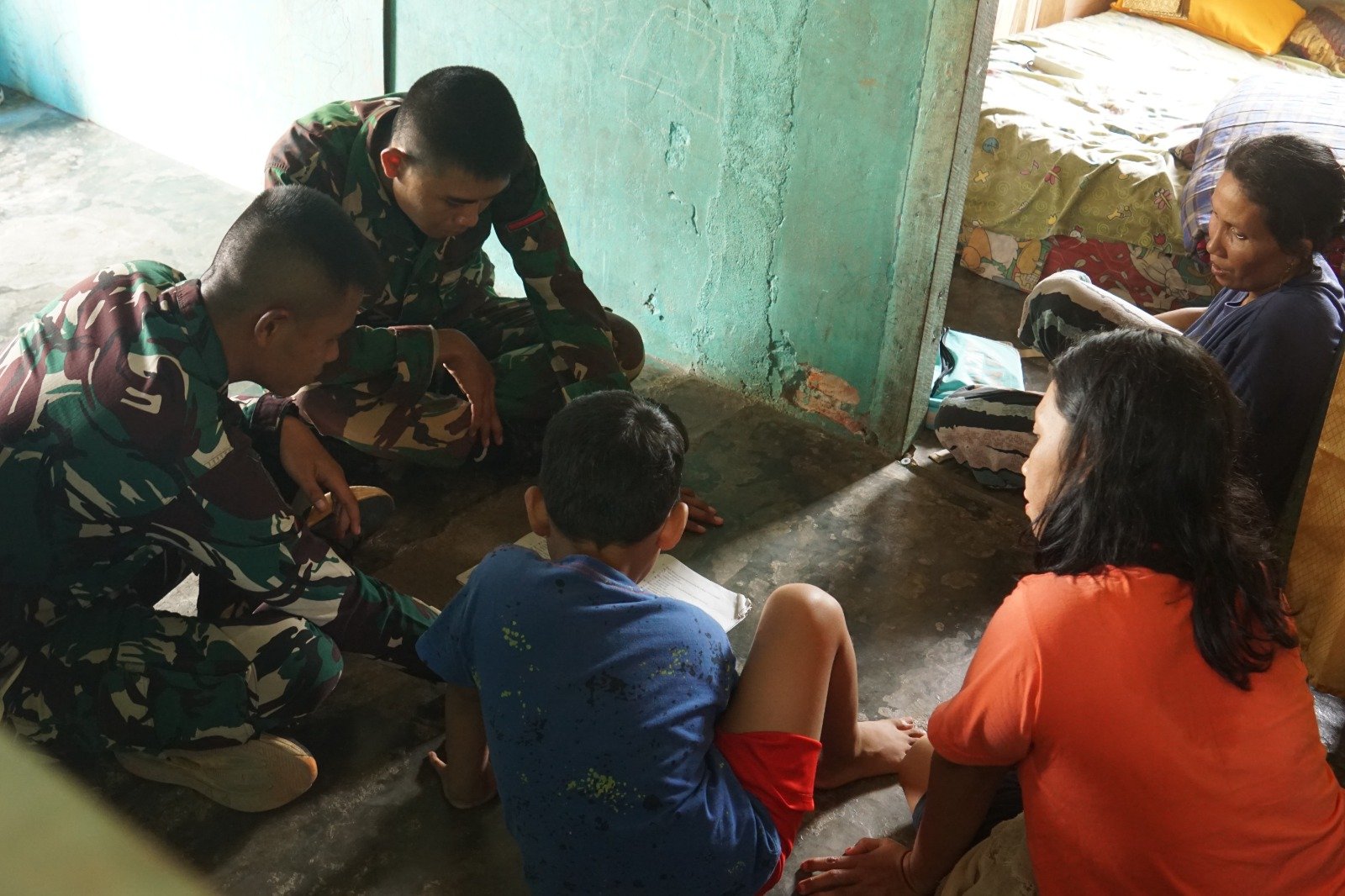 Membangun Ikatan Keluarga antara Satgas TMMD 130 dan Warga Kandang Limun