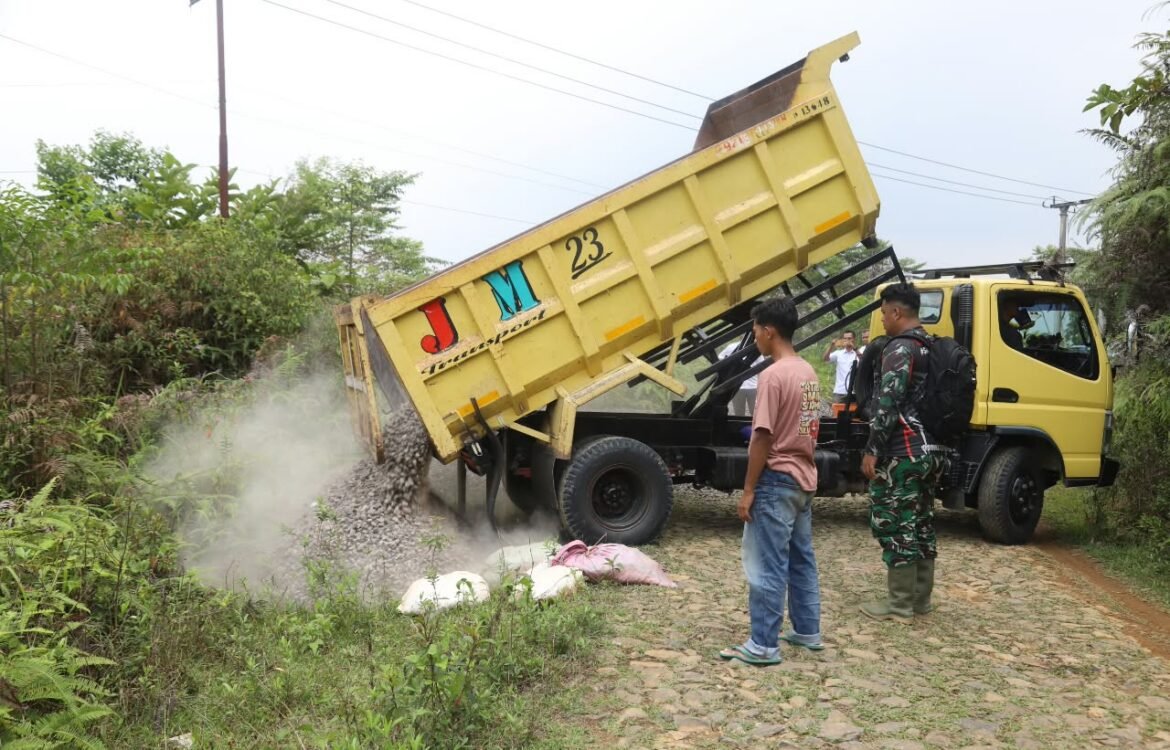 Konstruksi Jalan 1,4 Kilometer Menuju Cibedug Dimulai, Material Dikirim Bertahap Konstruksi Jalan 1,4 Kilometer Menuju Cibedug Dimulai, Material Dikirim Bertahap