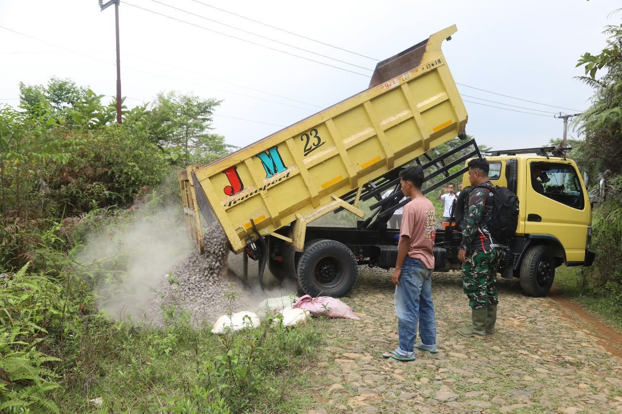 Konstruksi Jalan 1,4 Kilometer Menuju Cibedug Dimulai, Material Dikirim Bertahap