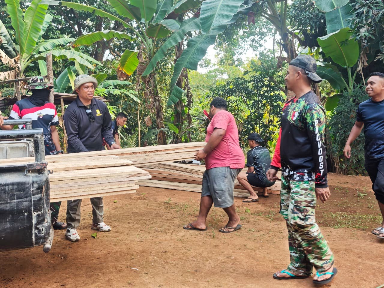 Upaya Bersama Satgas TMMD dan Warga Atasi Medan Terjal untuk Pembangunan