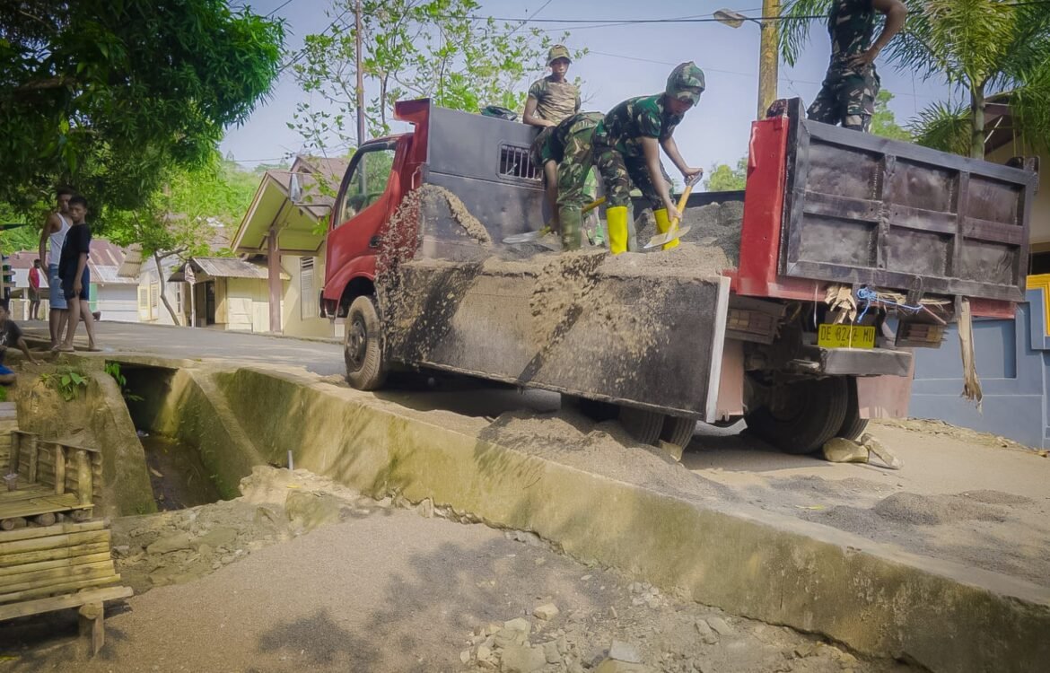 Sinergi TNI dan Warga Hadapi Medan Berat dalam Program TMMD Ambon Sinergi TNI dan Warga Hadapi Medan Berat dalam Program TMMD Ambon