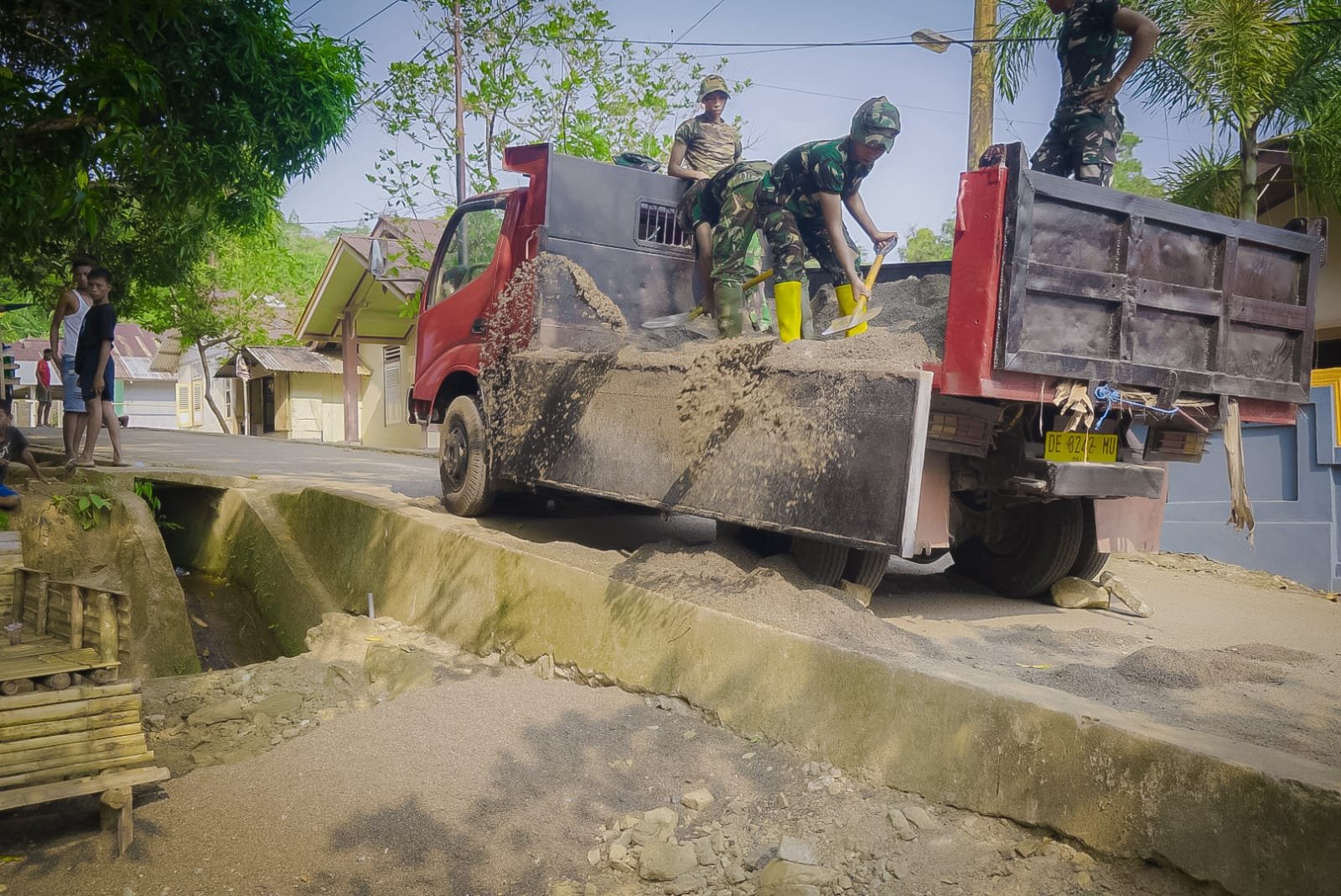 Sinergi TNI dan Warga Hadapi Medan Berat dalam Program TMMD Ambon