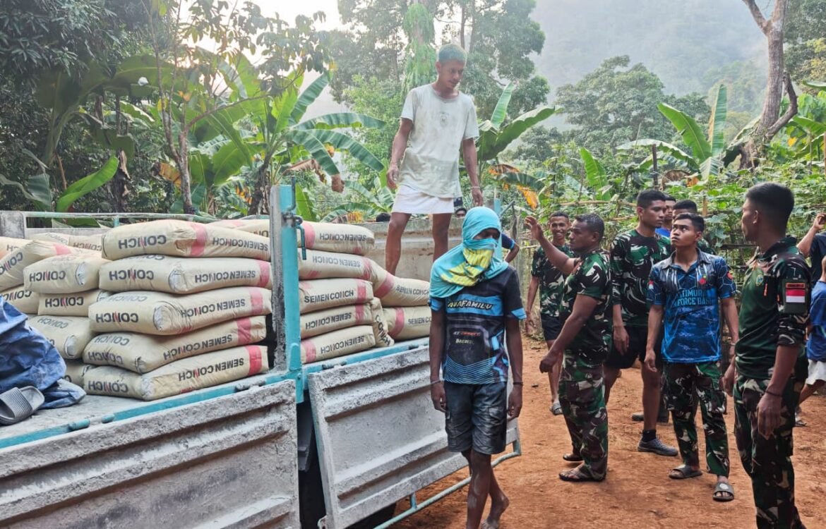 Tetap Berjuang, Satgas TMMD Terus Angkut Material Meski Medan Sulit