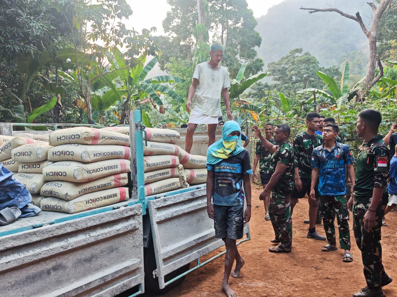 Tetap Berjuang, Satgas TMMD Terus Angkut Material Meski Medan Sulit