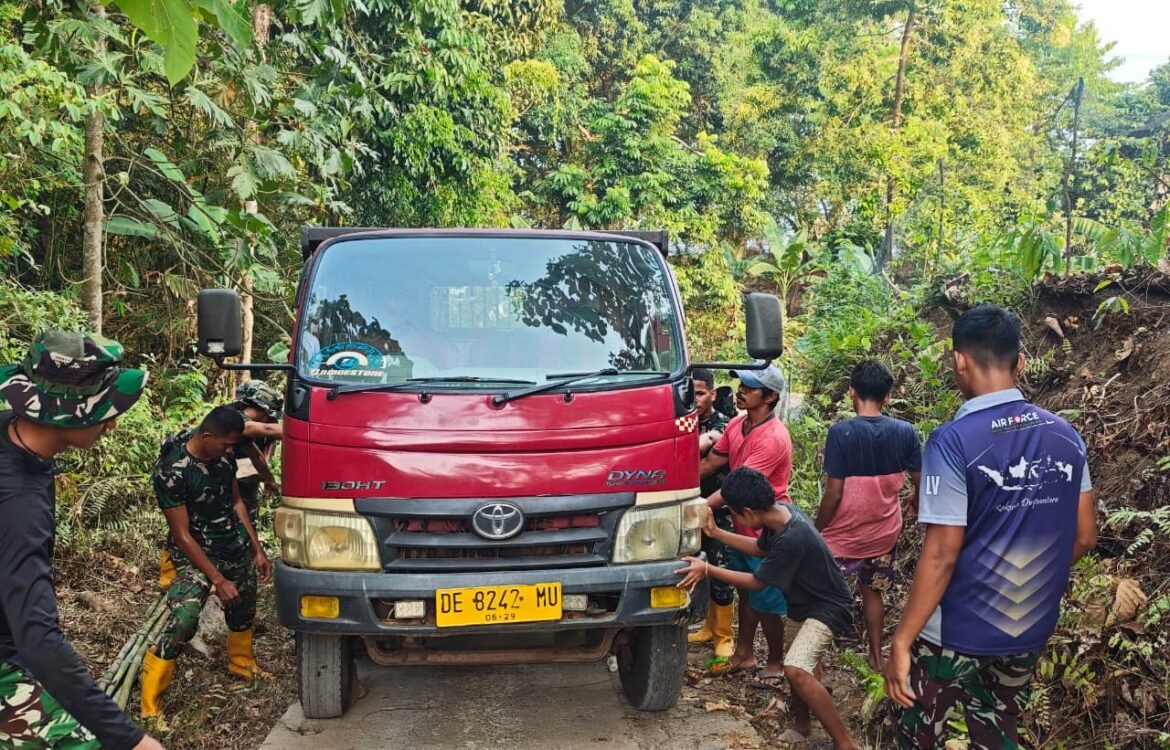 Kemitraan TNI dan Masyarakat Sukses Atasi Medan Berat Pengangkutan Material TMMD