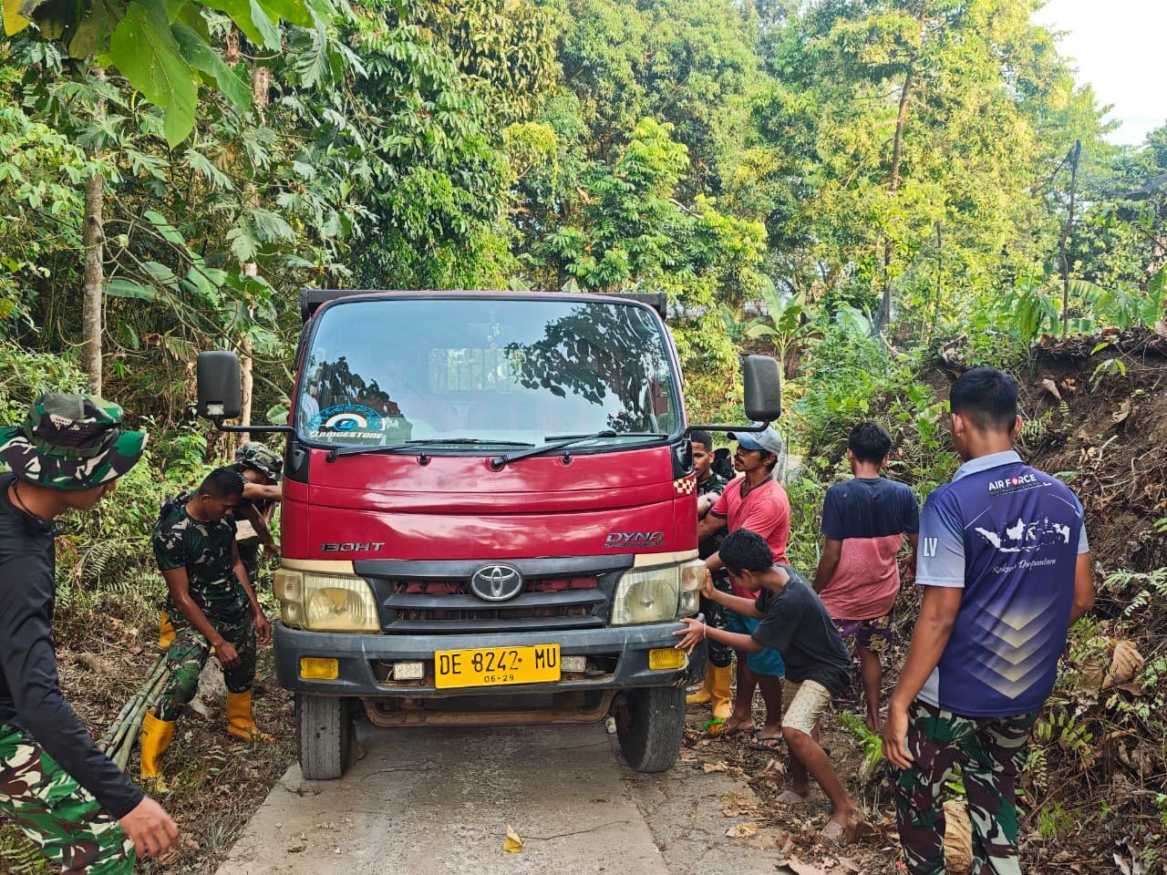 Kemitraan TNI dan Masyarakat Sukses Atasi Medan Berat Pengangkutan Material TMMD