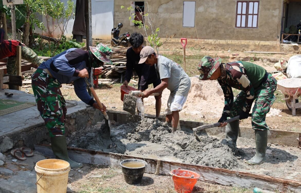 Gotong Royong Masyarakat dan TNI Wujudkan Pembangunan Rumah di Tanah Laut