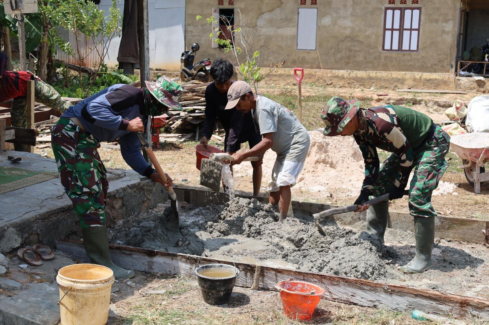 Gotong Royong Masyarakat dan TNI Wujudkan Pembangunan Rumah di Tanah Laut