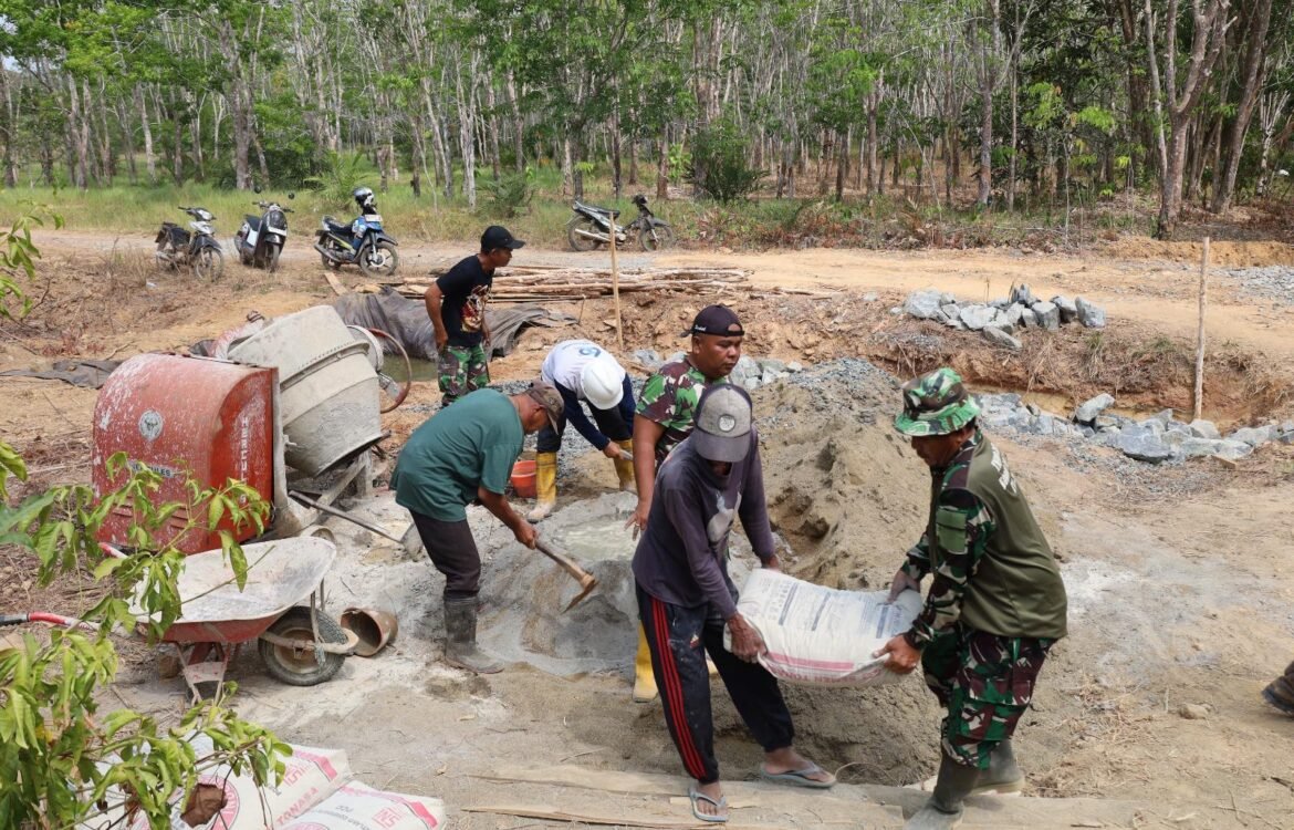 Satgas TMMD dan Masyarakat Bekerjasama Angkut Material untuk Proyek Box Culvert