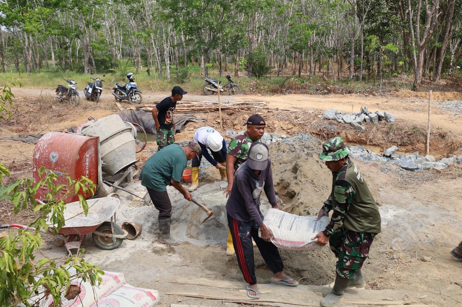 Satgas TMMD dan Masyarakat Bekerjasama Angkut Material untuk Proyek Box Culvert
