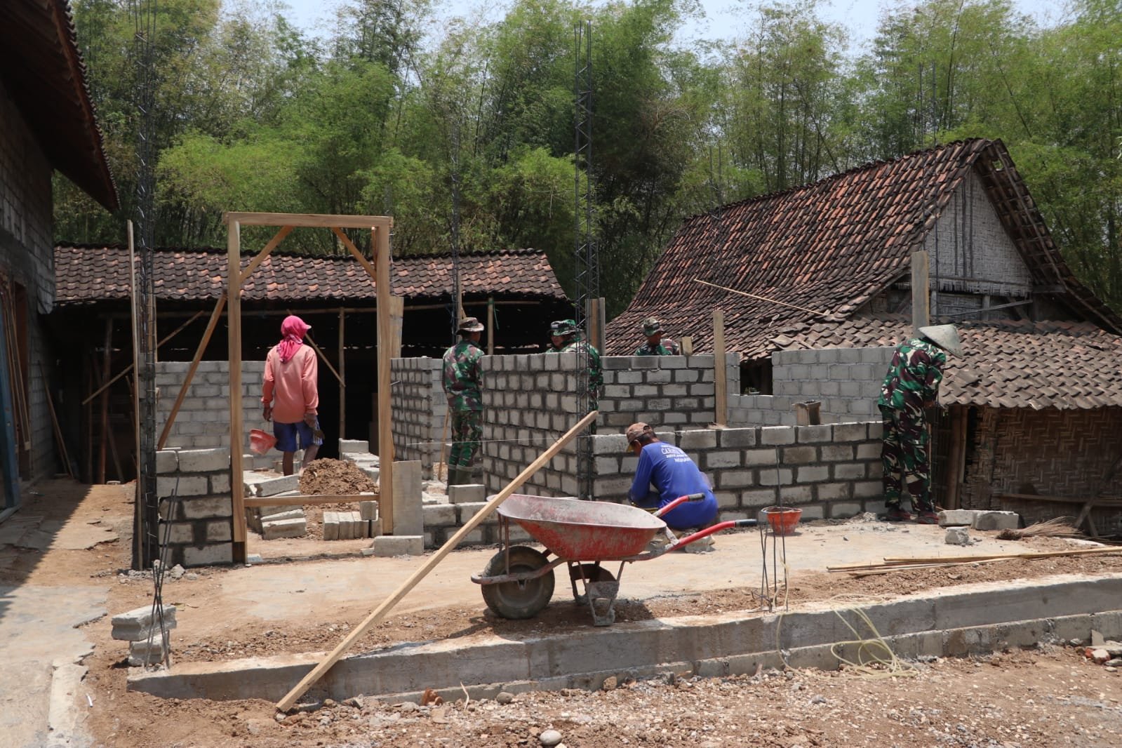 Proyek TMMD ke-130 di Tulungagung Ciptakan Hunian Sehat untuk Warga