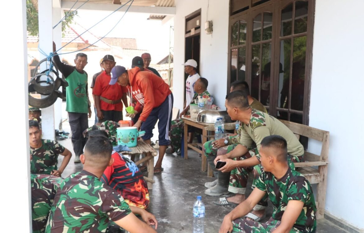 Kebersamaan TNI dan Masyarakat Pojok dalam TMMD ke-130: Membangun Desa Bersama Kebersamaan TNI dan Masyarakat Pojok dalam TMMD ke-130: Membangun Desa Bersama