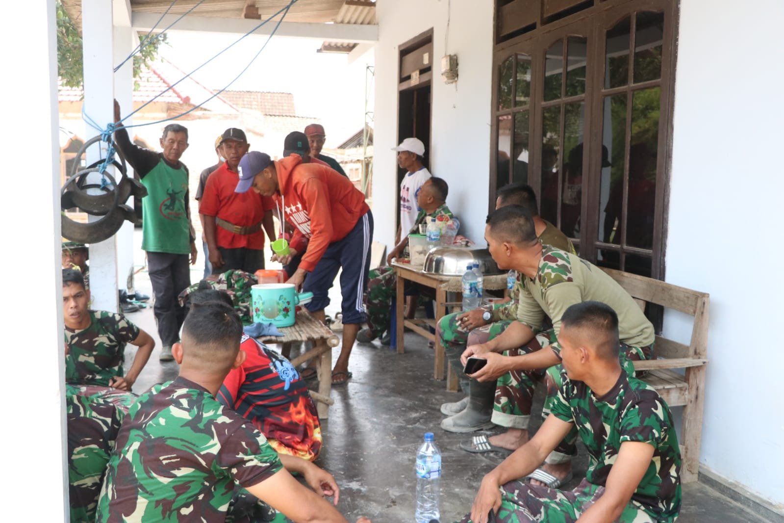 Kebersamaan TNI dan Masyarakat Pojok dalam TMMD ke-130: Membangun Desa Bersama