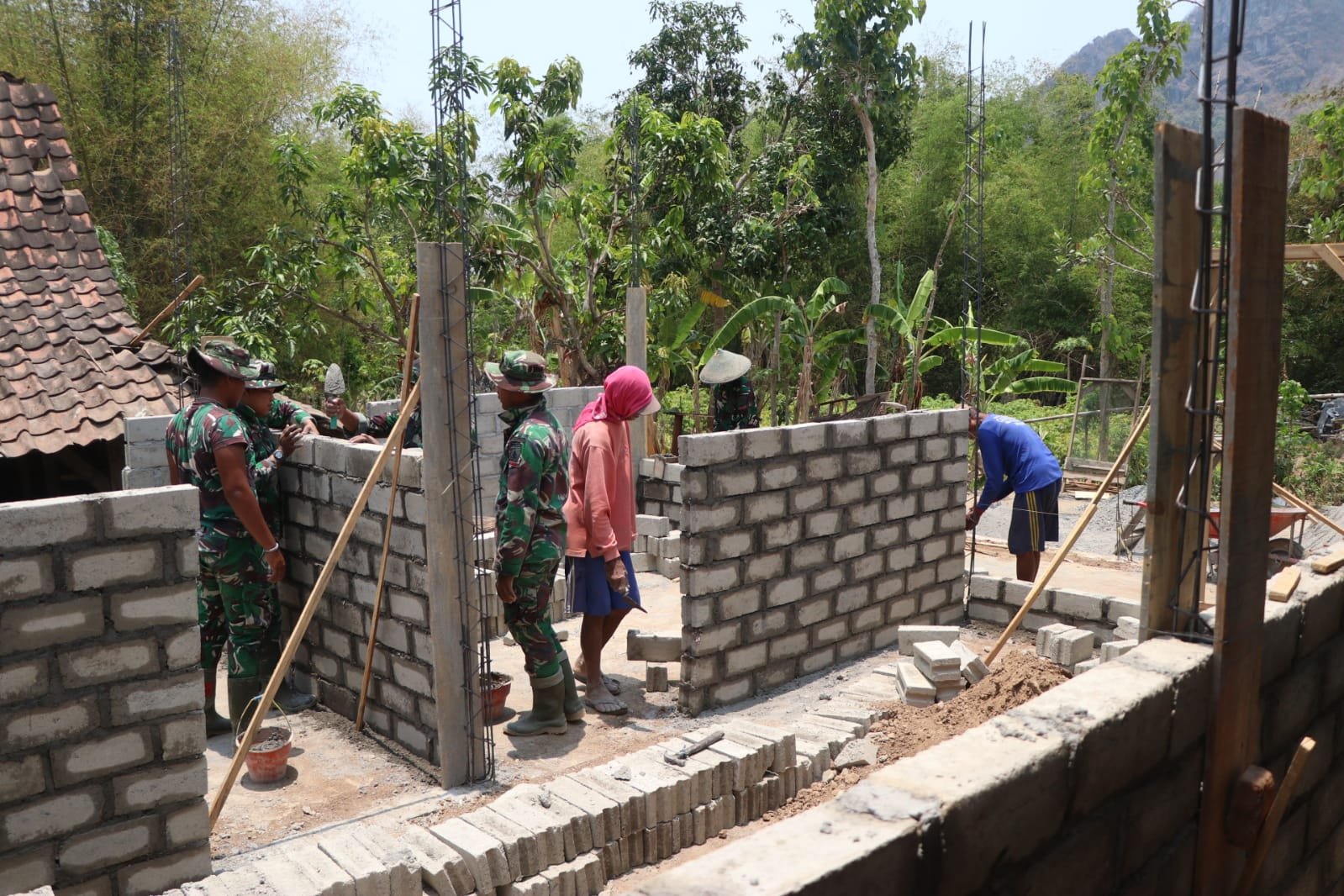 Proyek TMMD ke-130 Menghadirkan Tembok Baru untuk Rumah Bu Muji di Pojok