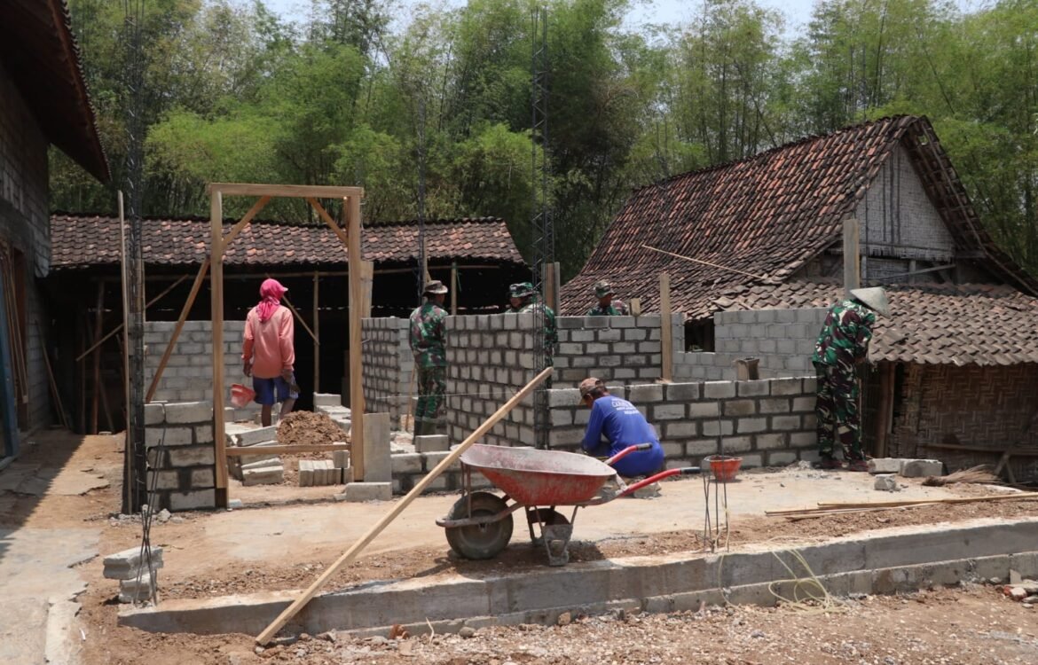Kolaborasi Antara Satgas dan Warga Dalam Membangun Rumah Layak Huni Kolaborasi Antara Satgas dan Warga Dalam Membangun Rumah Layak Huni