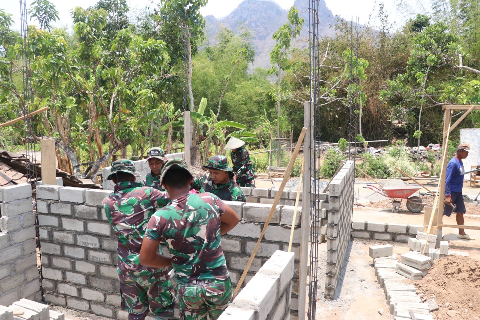 Masyarakat Desa Pojok Sambut Pembangunan Hunian Melalui TMMD ke-130
