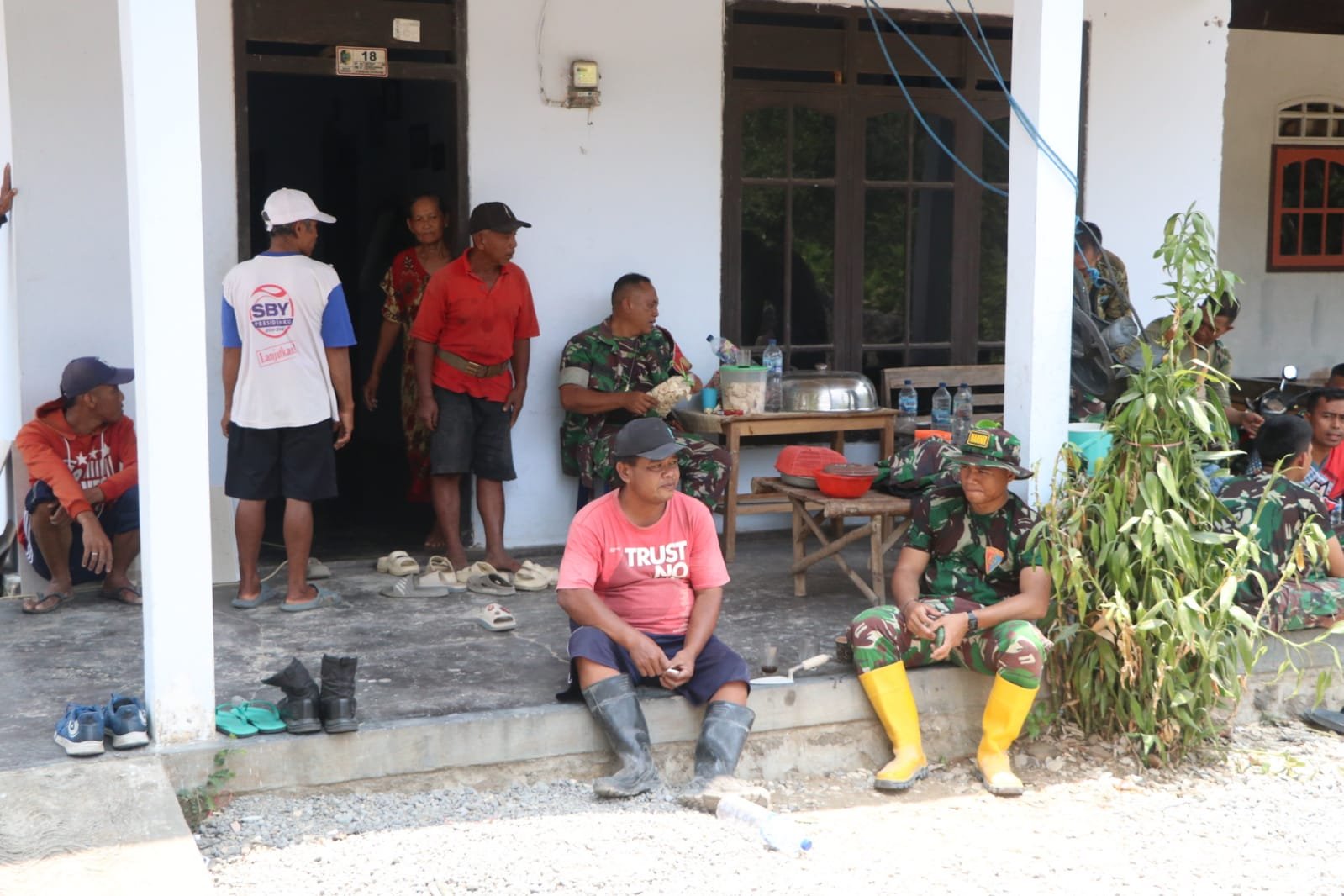 Satgas TMMD ke-130 Tingkatkan Kedekatan dengan Warga melalui Makan Siang Bersama