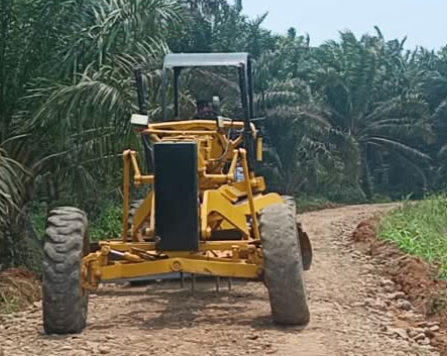 Semangat Warga Kandang Limun Dalam Pembangunan Jalan TMMD 130 Yang Dinantikan