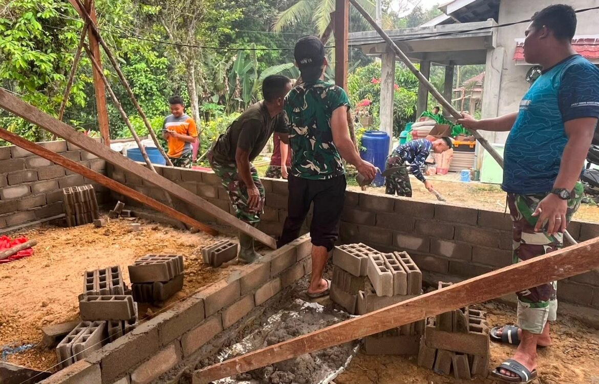 Satgas TNI Ajak Masyarakat Bantu Pembangunan Rumah Layak bagi Ibu Suhanim Satgas TNI Ajak Masyarakat Bantu Pembangunan Rumah Layak bagi Ibu Suhanim