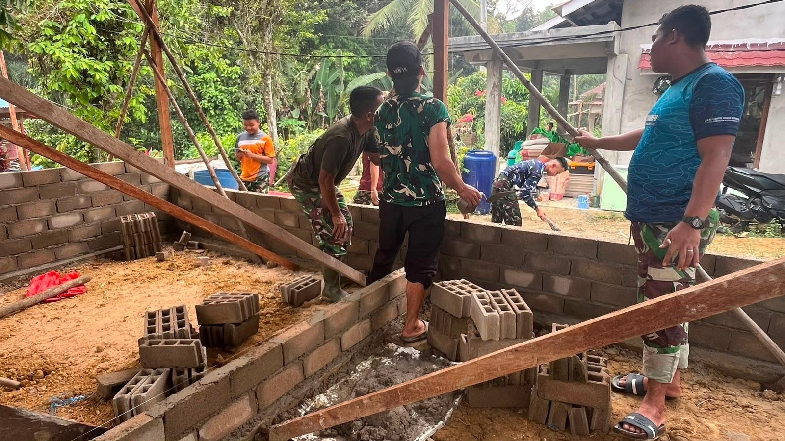 Satgas TNI Ajak Masyarakat Bantu Pembangunan Rumah Layak bagi Ibu Suhanim