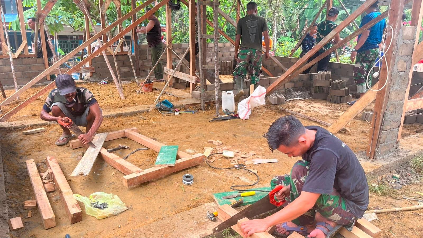 Satgas TMMD Landak Ciptakan Lingkungan Berkualitas untuk Keluarga Ibu Suhanim