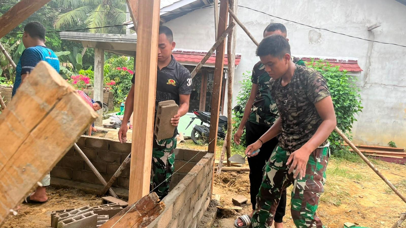 Strategi Satgas TMMD dalam Membangun Rumah Ibu Suhanim dengan Batako