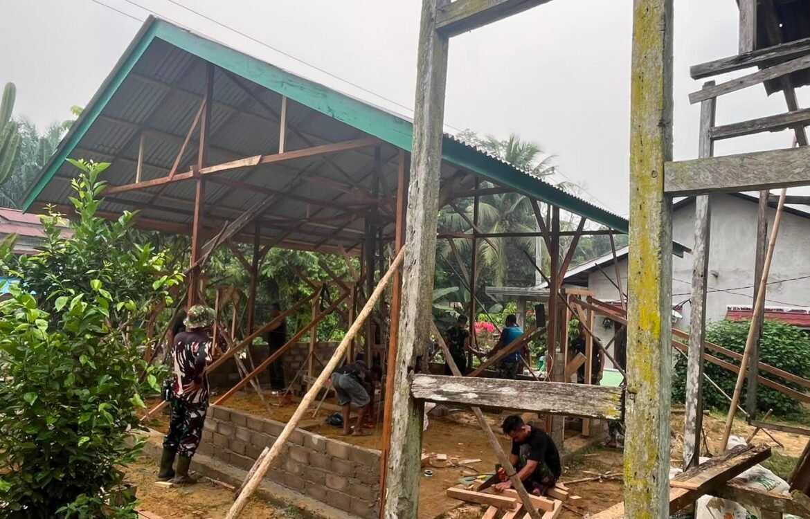 TNI Dukung Perbaikan Hunian Ibu Suhanim Lewat Proyek Pembangunan Rumah TNI Dukung Perbaikan Hunian Ibu Suhanim Lewat Proyek Pembangunan Rumah