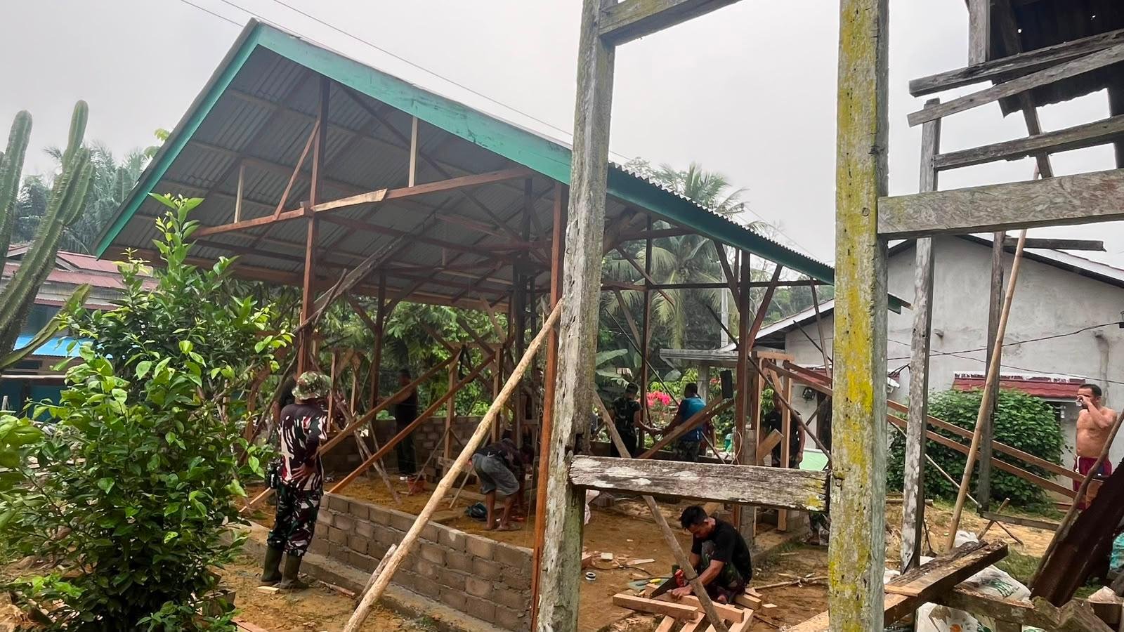 TNI Dukung Perbaikan Hunian Ibu Suhanim Lewat Proyek Pembangunan Rumah