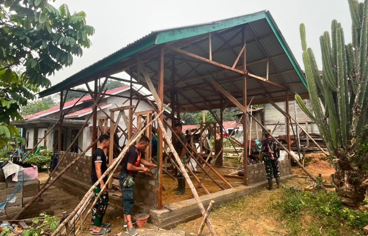 Ibu Suhanim Saksikan Progres Pembangunan Rumah Berkat Program TMMD Ibu Suhanim Saksikan Progres Pembangunan Rumah Berkat Program TMMD