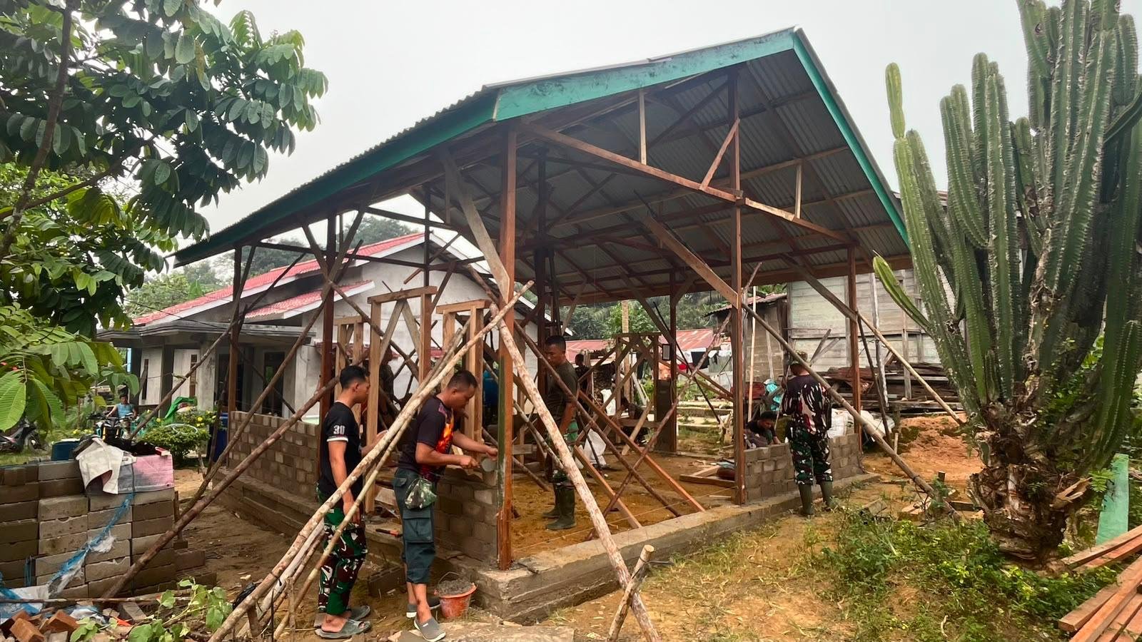 Ibu Suhanim Saksikan Progres Pembangunan Rumah Berkat Program TMMD