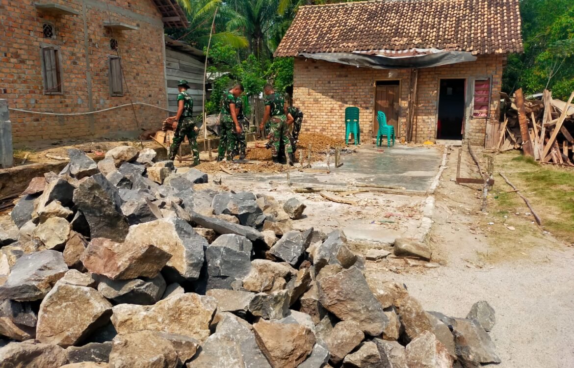Satgas TNI Membangun Rumah Yudianto, Wujudkan Hunian Layak di Way Kanan
